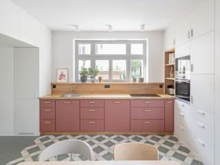 Stále je to prvorepubliková vila, no vnútro je už celé iné. Architektka premenila starý dom na moderné rodinné bývanie