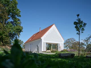 Pripomína tradičný dom, no takúto atmosféru by ste nečakali. Ocenená stavba pôsobí ako chrám a vyvoláva silné emócie