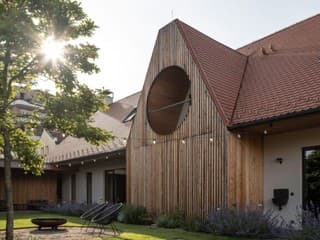 Historický dom už nezachránili, tak stavali nový. Mestské bývanie ponúka trocha vidieka aj pivnicu, kde cestujete časom,