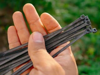 Pomôžu pri autonehode, opravia zips, udržia kvetináč. 23 (aj nečakaných) situácií, kde vás zachránia sťahovacie pásky