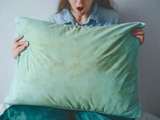 Na žlté škvrny na posteľnej bielizni práčka sama stačiť nemusí. Ak sa ich chcete zbaviť, postupujte takto