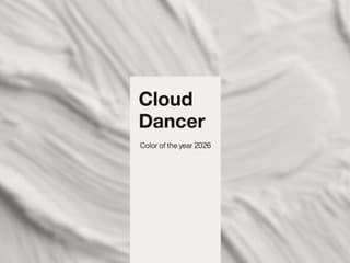 Pantone farbu roka 2026 šokovala svet a vyvolala kontroverziu. Volá sa Cloud Dance a niektorí by ju farbou nenazvali
