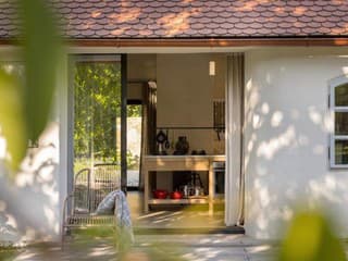 Manželia túžili po zmene, a tak obnovili starý vidiecky dom. Bývanie za bránou však vôbec nie je také, aké by ste čakali