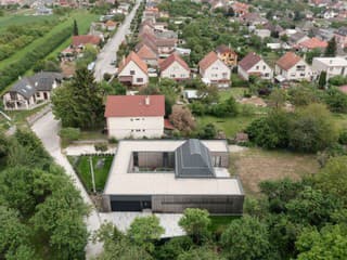 Dom v Čachticiach je radikálne iný. Mladí chceli žiť po svojom, architekt im miesto tradície vytvoril úžasné bývanie