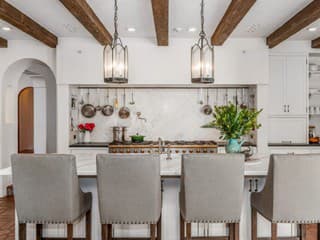 Vidiecky štýl má viac podôb, ako si myslíte. Inšpirujte sa tradičnými útulnými interiérmi zo sveta!