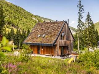 Podobá sa na susedov, no je iná ako ostatné. Nenápadnú chatu v Demänovskej doline postavili pre perfektný relax