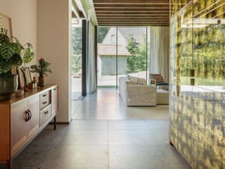 Keď už starý dom prerábali, urobili ho takým hrejivým, ako to šlo. Za modernou fasádou nájdete útulné rodinné bývanie