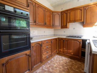 Bola už zastaralá, a kto mohol, menil ju za novú. Trend kuchynských liniek, aké si pamätáme z detstva, sa opäť vracia