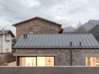 Vedľa moderných susedov si zachoval tradičný vzhľad. Kamenný dom pripomína bývanie pod horami ako za starých čias