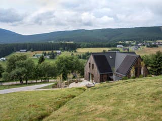 Problémy neobišli ani architekta, pre veľkosť okna sa musel naťahovať s úradmi. Pre svoju rodinu vytvoril v horách úžasné miesto na relax