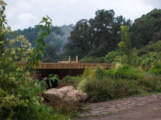 Ani by ste si ho nevšimli alebo nevedeli, že je to vôbec dom. Zvláštna stavba však skrýva prekvapivo pekné bývanie