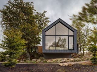 Roky v cudzine vymenili za rodisko a samotu pri lese. V dome pri Blatne cítiť vidieckosť aj horskú idylku