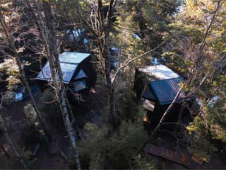 Divoký les za oknom, vnútri pokoj a relax. Architekt navrhol pre rodičov chaty, upútali odborníkov aj bežných ľudí