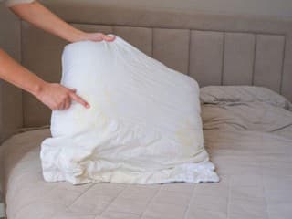 Našli ste na posteľnej bielizni žlté škvrny? Len práčka na ne nestačí, pri ich odstránení radšej postupujte takto