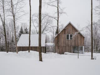 Pripomína vidiecky dom, no dnu čaká nadčasové bývanie. Chatu v lese postavili na relax a únik pred starosťami