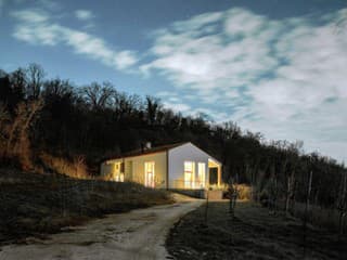 Navonok bežný dom skrýva prekvapivé vnútro. Uctil si minulosť aj atmosféru vidieka, no je iný, ako by ste čakali