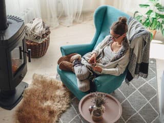 10 dobrých rád, s ktorými vyhrejete studenú izbu aj bez ohrievača. Fungujú v dome aj v paneláku!