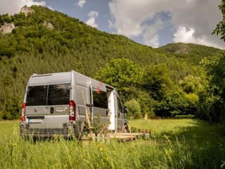 Bývanie kúpila za 20 000 €, mesačne ju stojí menej ako 10. Do karavanu zmestila bicykel, sušiak aj masérsky stôl!