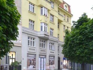 Storočný byt obnovila architektka pre seba, no takú zmenu by ste asi nečakali. Cítiť v ňom nefalšovanú minulosť Bratislavy