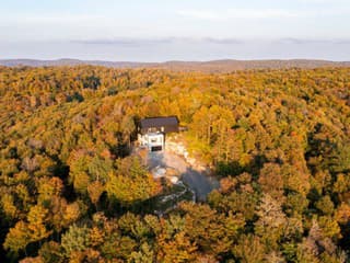 Tomu sa hovorí súkromie! Štvorčlenná rodina sa pred ruchom sveta ukrýva v divokom lese, za susedov majú len stromy