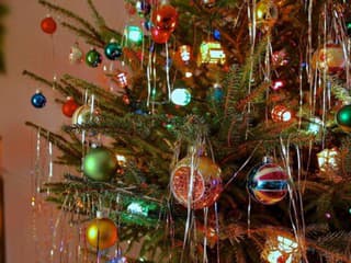 Žinylkové ozdoby, štolverky a svetielka v tvare muchotrávok. Takto sme zdobili vianočné stromčeky za čias socializmu!