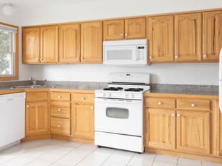 Boli už zastaralé, a kto mohol, menil ich za nové. Trend kuchýň, aké si pamätáme z detstva, sa vracia v novej podobe