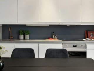 Mal by byť nenápadný, prístupný a dosť tichý na rozhovory. Toto by ste mali vedieť, kým kúpite integrovaný digestor