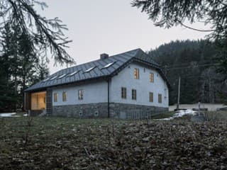 Tradičná storočná chalupa vyzerá navonok ako za starých čias. Interiér však poňali inak a zrejme vás prekvapí