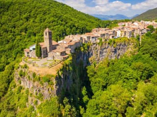 Mesto, čo sídli v budove, aj obec, odkiaľ sa dá spadnúť do priepasti. 6 fascinujúcich miest, kde ľudia skutočne bývajú