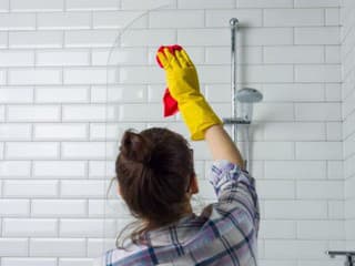 Toto podľa expertov na čistenie funguje na vodný kameň a špinu v sprchovom kúte. Niektoré nástroje by vám ani nenapadli!