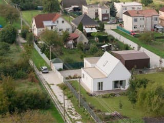 Popri starších domoch vynikne na prvý pohľad. Bývanie vo Veľkom Orvišti ponúka moderné vnútro aj idylku vidieka