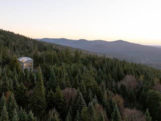 Stojí sám v hustom lese, no mali na to dobrý dôvod. Netypický dom postavili na to, aby ponúkal zaslúžený relax