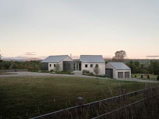 Spredu celkom fádna budova, no z druhej strany je úplne iný svet! Domáci si tu vedia užívať pohodlie aj relax