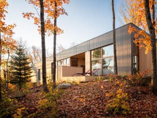 K tomuto domu sa im oplatí merať cestu! Majitelia si za druhý domov zvolili les, pokoj a relax im tu nechýba