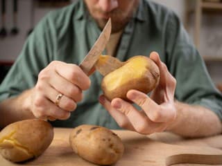 Zemiaky sa ošúpu skoro sami a vo zvyškoch jedál zostane prehľad. 8 užitočných trikov v kuchyni, ktoré sa oplatí poznať
