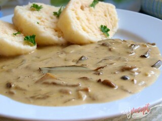 Hubová omáčka s knedľou