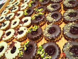 Luxusné linecké s tmavou a bielou čokoládou. Na stole sú do 40 minút.