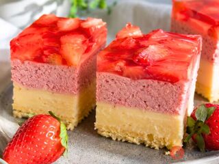 Mala som doma jahody, puding a smotanu. Vznikol koláč, ktorý pečiem celé leto.