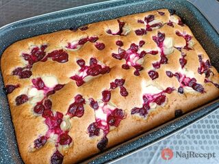 Nadýchaná bublanina s tvarohom a višňami alebo čerešňami. Recept na najlepší letný koláčik.