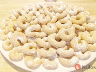 Jemné maslovo-mandľové rožky s vanilkou. Sú tak dobré, že zo stola zmiznú ako prvé.