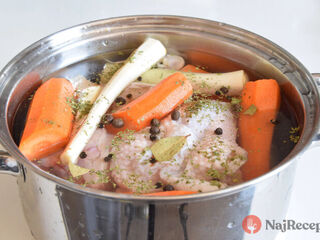 Malo by sa mäso na vývar vkladať do studenej alebo horúcej vody? Toto je jasná odpoveď.