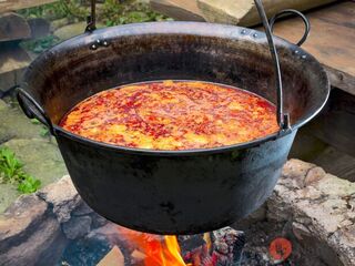 Kedy presne pridať majoránku a cesnak, aby guláš nezhorkol? Toto je najlepší moment.