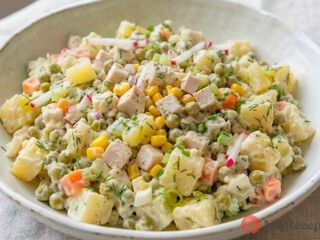 Ostatné šaláty pri ňom blednú. Kôprový s kuracím mäsom je zaručený hit na Veľkú noc.