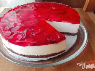 Nepečený tvarohový koláč s jahodami