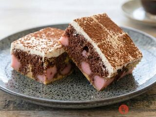 Šťavnatý aj na druhý deň. Mramorový koláč s pudingom a smotanovou perinkou.