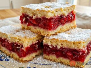 Zabudnite na babkin jablkový koláč. Vyskúšajte šťavnatú verziu s višňami a pudingom.
