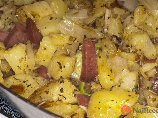 Sedliacka výplata je sýty a lacný obed zo zemiakov a kapusty. Všetko sa pripravuje v jednom pekáči.