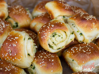 Pre istotu upečte na Veľkú noc dvojitú dávku. Vynikajúce jednohubky s medvedím cesnakom a syrom.