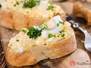 Mizne skôr než čokoládové vajíčka: Veľkonočnú vajíčkovú nátierku robím z troch dávok.