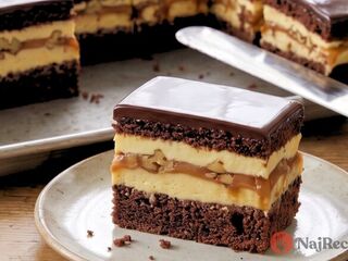 Milujete Snickers? Tieto čokoládové rezy s karamelom sú 100x lepšie a lacnejšie.